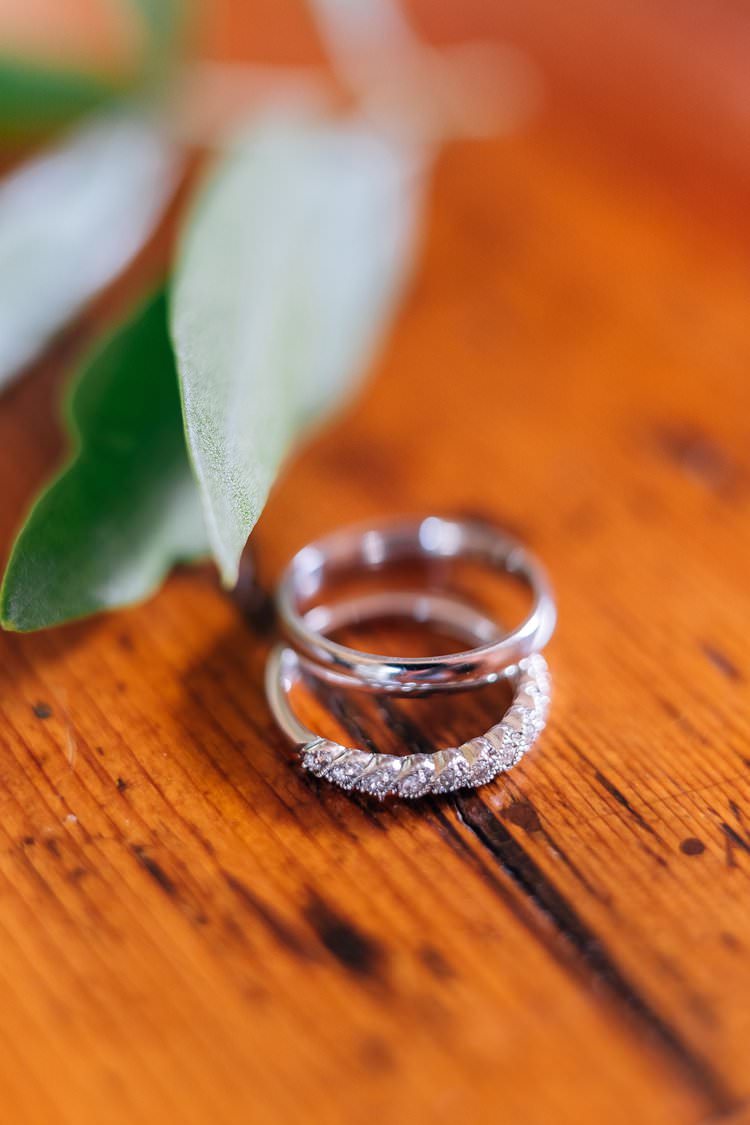 Italy Destination Wedding Olive Trees Outdoor Summer Spring Bride Groom Rings | Romantic Garden Elopement Tuscany http://purewedding.it/en