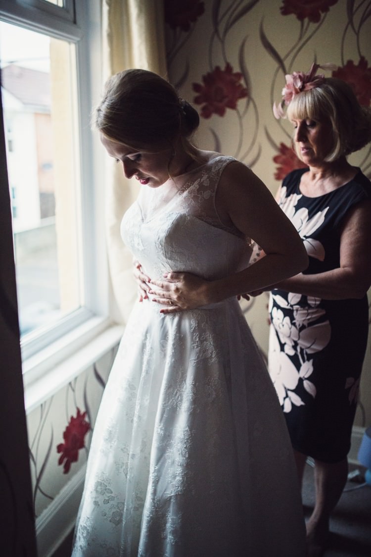 Old Fashioned Fete Cricket Pavilion Wedding https://www.naomijanephotography.com/