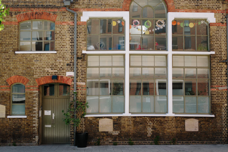 Sunny North London Stoke Newington City Street Photography | Modern Tropical Gold Urban Wedding https://www.christinewehrmeier.com/