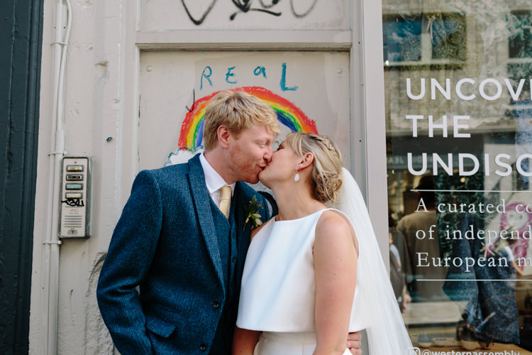 London City Bride Groom Buildings Street Graffiti Jesus Peiro Dress Navy Suit | Modern Tropical Gold Urban Wedding https://www.christinewehrmeier.com/