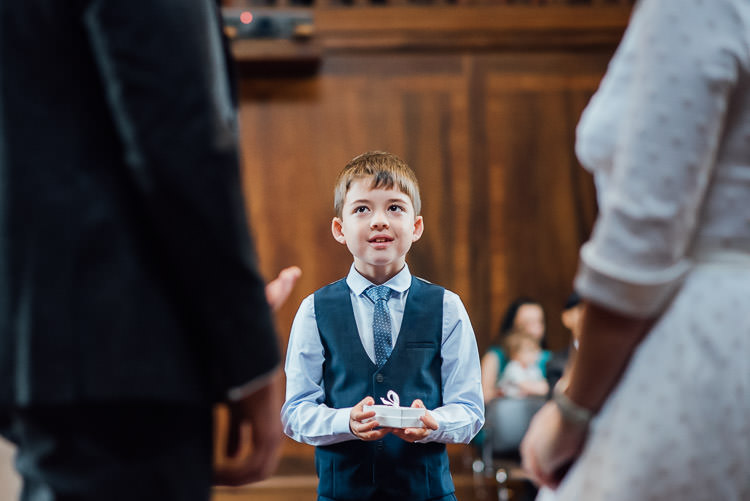 Chic Relaxed London Pub Wedding https://theshannons.photography/