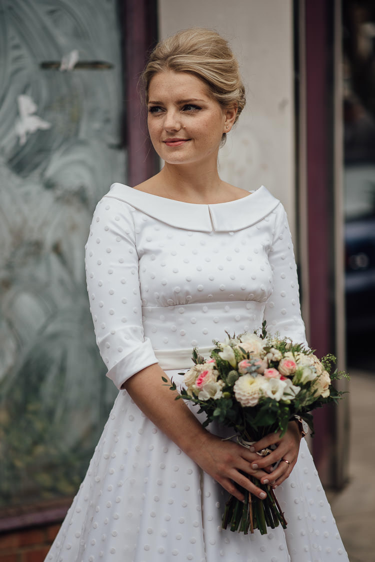 Chic Relaxed London Pub Wedding https://theshannons.photography/