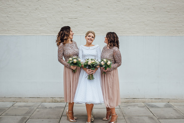 Chic Relaxed London Pub Wedding https://theshannons.photography/