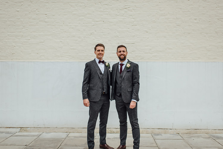 Chic Relaxed London Pub Wedding https://theshannons.photography/