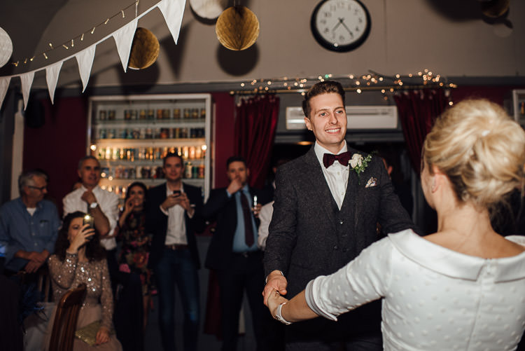 Chic Relaxed London Pub Wedding https://theshannons.photography/