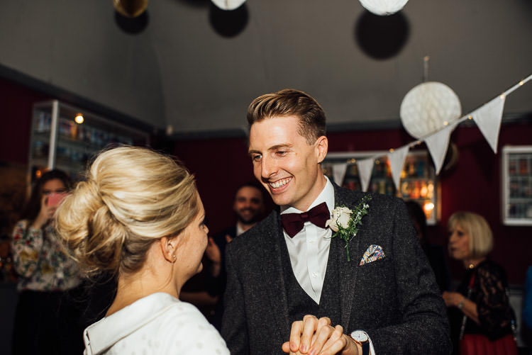 Chic Relaxed London Pub Wedding https://theshannons.photography/