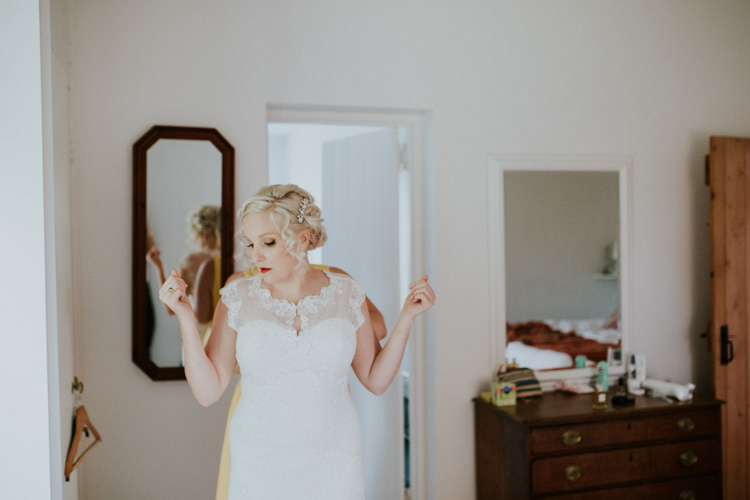 Field Outdoor Garden Hippie Summer Bridal Prep Morning Make Up Vintage | Happy Outdoor Forest Mustard Yellow Wedding http://suzi-photography.com/