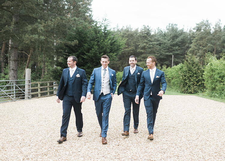 Darling Fresh Bohemian Barn Wedding https://razia.photography/