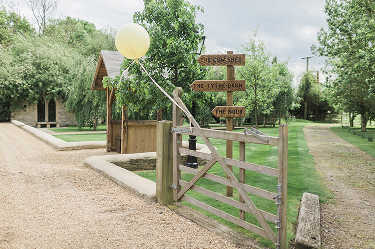 Darling Fresh Bohemian Barn Wedding https://razia.photography/