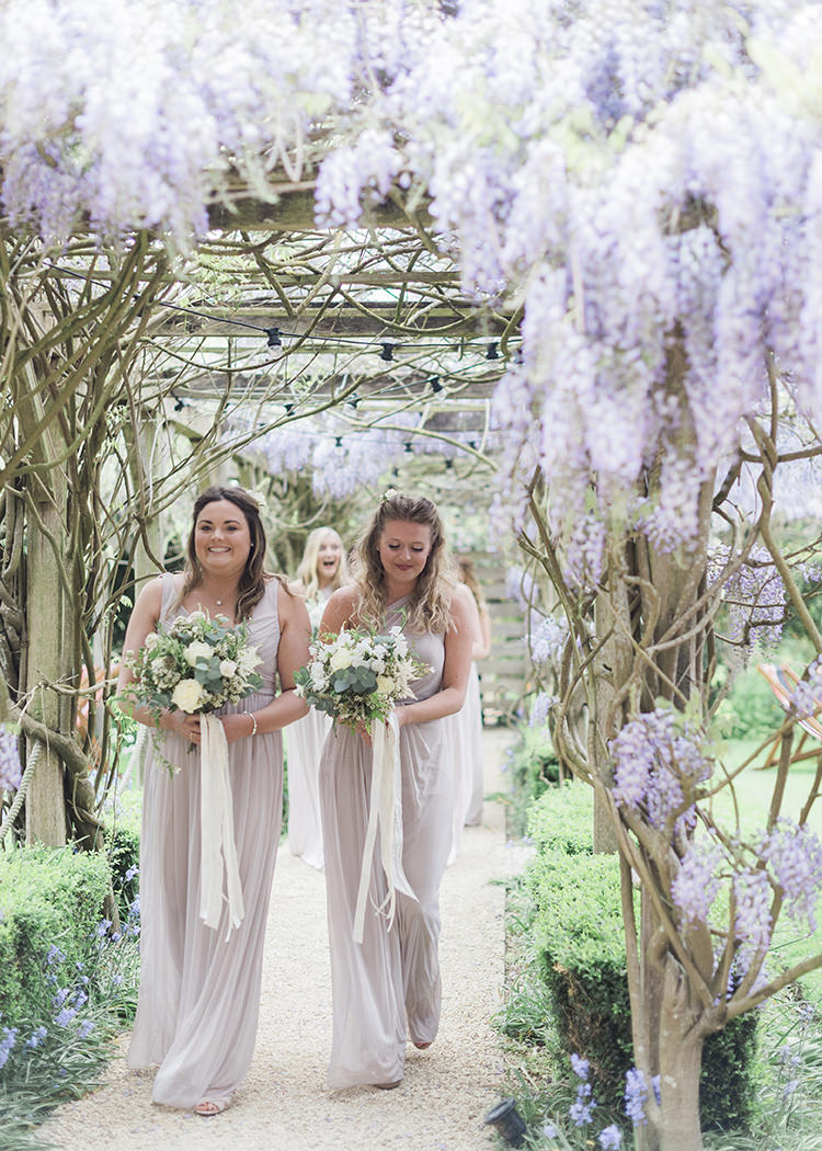 Darling Fresh Bohemian Barn Wedding https://razia.photography/