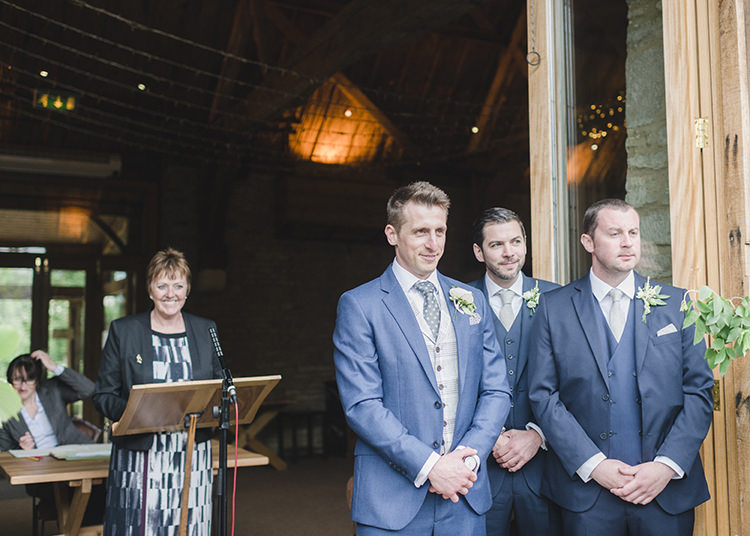 Darling Fresh Bohemian Barn Wedding https://razia.photography/