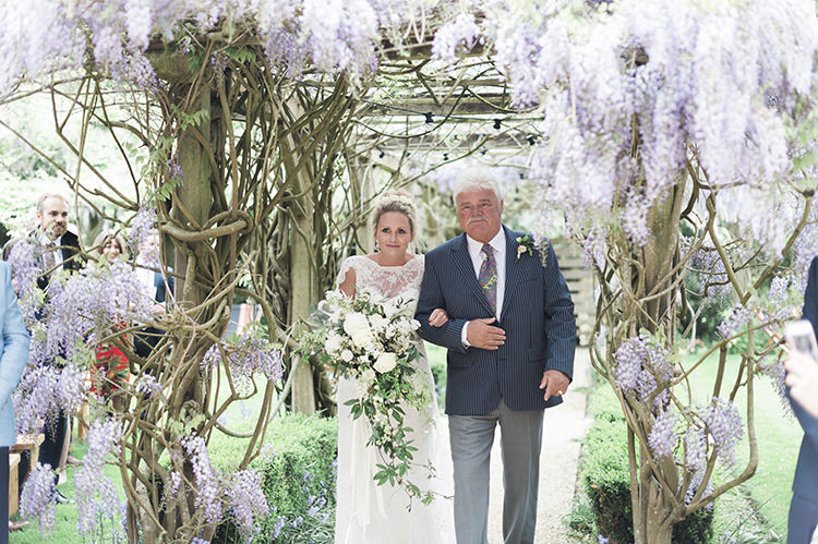 Darling Fresh Bohemian Barn Wedding https://razia.photography/