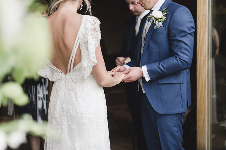 Darling Fresh Bohemian Barn Wedding https://razia.photography/