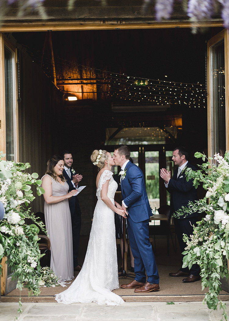 Darling Fresh Bohemian Barn Wedding https://razia.photography/