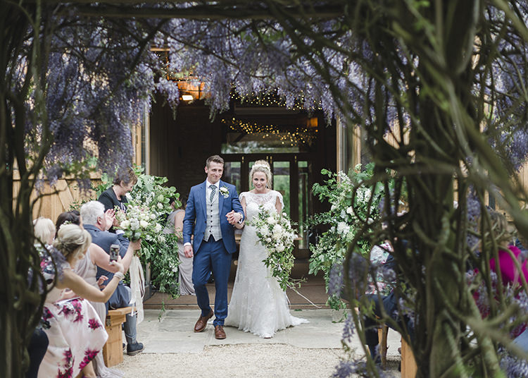 Darling Fresh Bohemian Barn Wedding https://razia.photography/