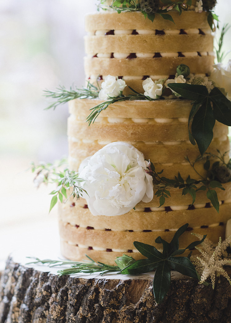 Naked Cake Sponge Layer Log Darling Fresh Bohemian Barn Wedding https://razia.photography/