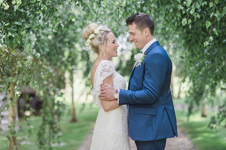 Darling Fresh Bohemian Barn Wedding https://razia.photography/