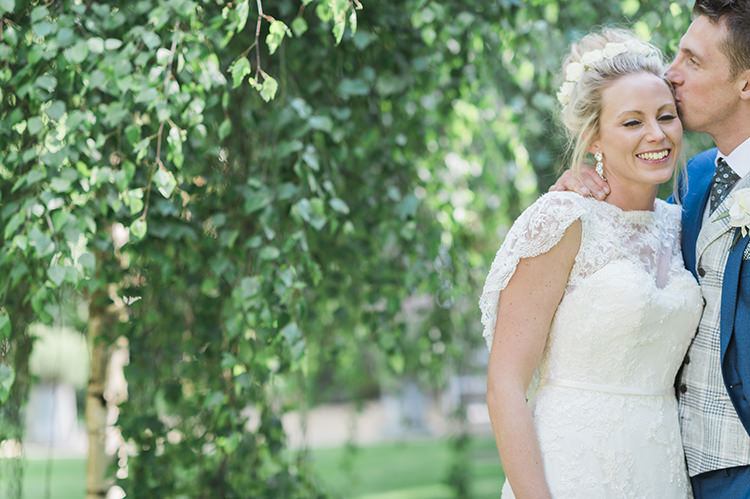 Darling Fresh Bohemian Barn Wedding https://razia.photography/