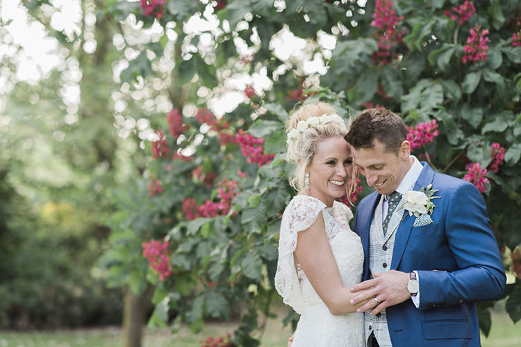 Darling Fresh Bohemian Barn Wedding https://razia.photography/