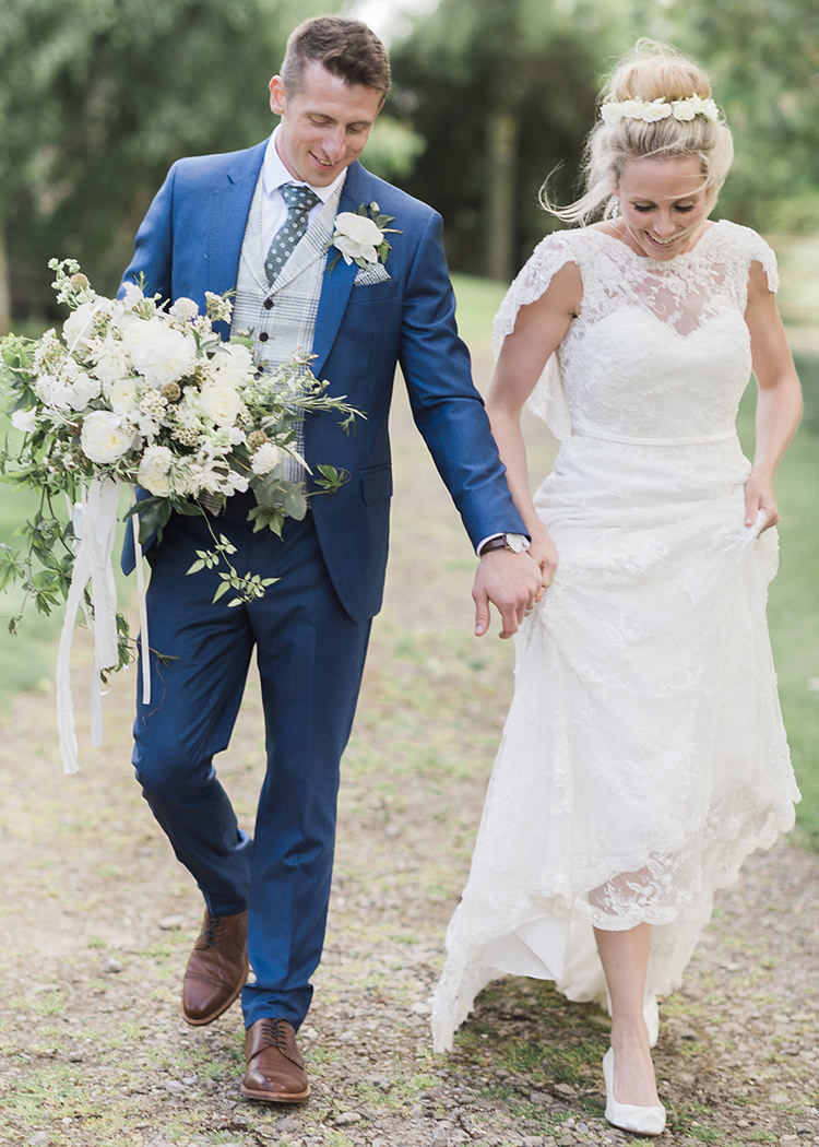 Darling Fresh Bohemian Barn Wedding https://razia.photography/