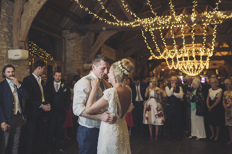 Darling Fresh Bohemian Barn Wedding https://razia.photography/