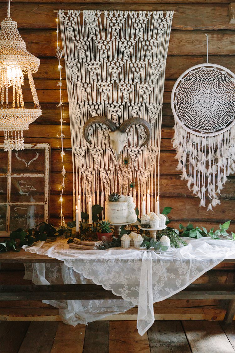 Dessert Cake Forest Wilderness Outdoor Boho Antlers Foliage Nature Macrame | Bohemian Luxe Greenery White Wedding Ideas Sweden http://www.lindapauline.se/