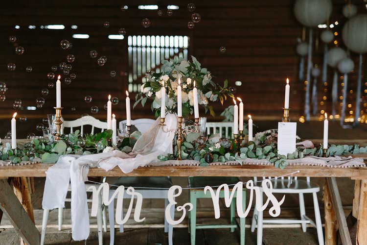 Tablescape Bubbles Forest Wilderness Outdoor Boho Antlers Foliage Nature Mr and Mrs | Bohemian Luxe Greenery White Wedding Ideas Sweden http://www.lindapauline.se/