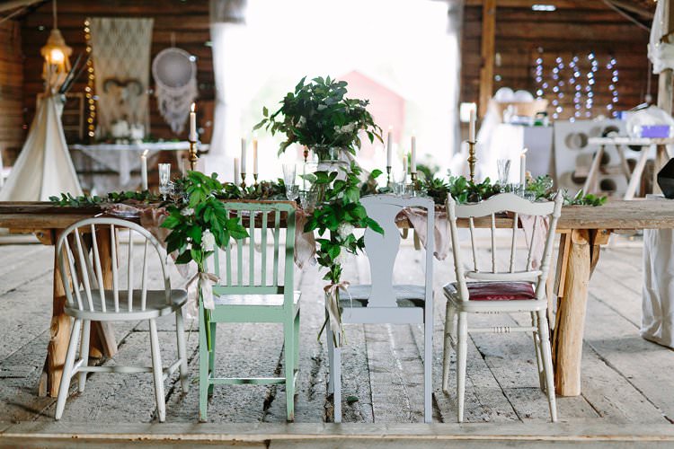 Tablescape Forest Wilderness Outdoor Boho Antlers Foliage Nature Mismatched Chairs | Bohemian Luxe Greenery White Wedding Ideas Sweden http://www.lindapauline.se/