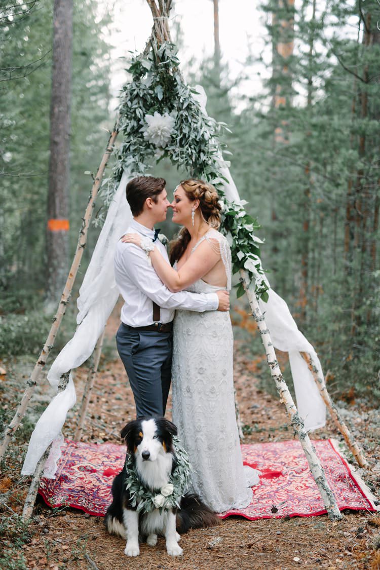 Bride Groom Kiss Forest Wilderness Outdoor Boho Nature Tipi Dog | Bohemian Luxe Greenery White Wedding Ideas Sweden http://www.lindapauline.se/