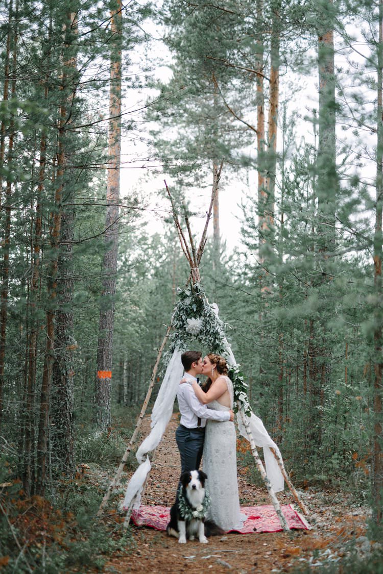 Bride Groom Kiss Forest Wilderness Outdoor Boho Nature Tipi Dog | Bohemian Luxe Greenery White Wedding Ideas in Sweden http://www.lindapauline.se/