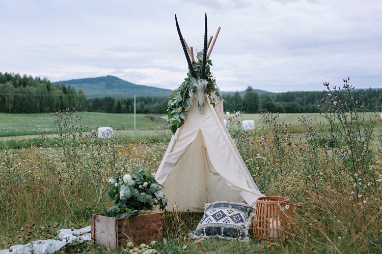 Forest Field Farm Wilderness Outdoor Boho Nature Tipi Antlers Cushion | Bohemian Luxe Greenery White Wedding Ideas Sweden http://www.lindapauline.se/