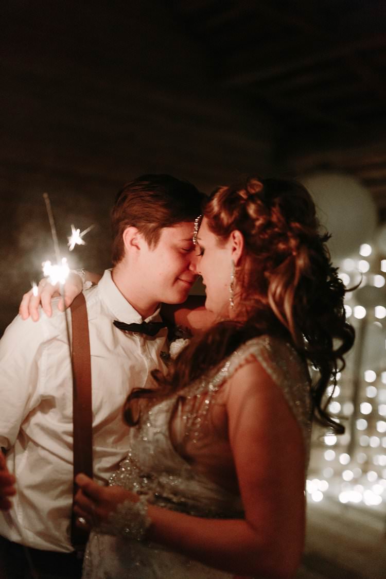 Bride Groom Kiss Sparklers Cabin Wilderness Outdoor Boho | Bohemian Luxe Greenery White Wedding Ideas Sweden http://www.lindapauline.se/