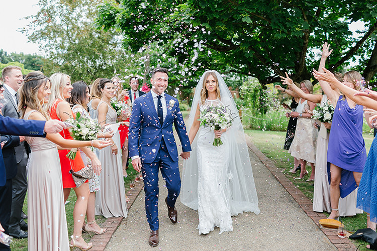 Confetti Throw Understated Elegance Greenery Natural Wedding Gaynes Park Essex http://ilariapetrucci.co.uk/