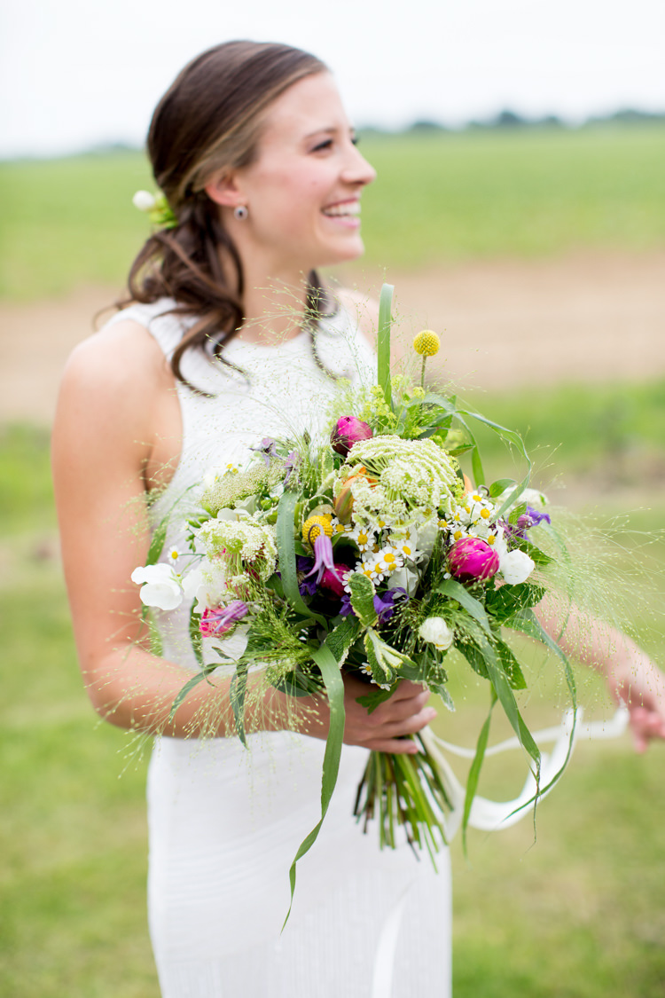 Bouquet Flowers Bride Bridal Greenery Foliage Daisy Sweet Pea Peony Modern Simple Colourful Garden Wedding http://www.helencawte.com/