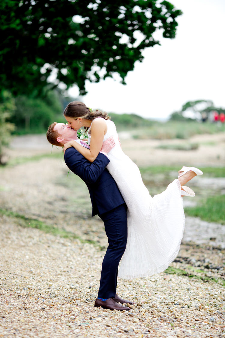 Modern Simple Colourful Garden Wedding http://www.helencawte.com/