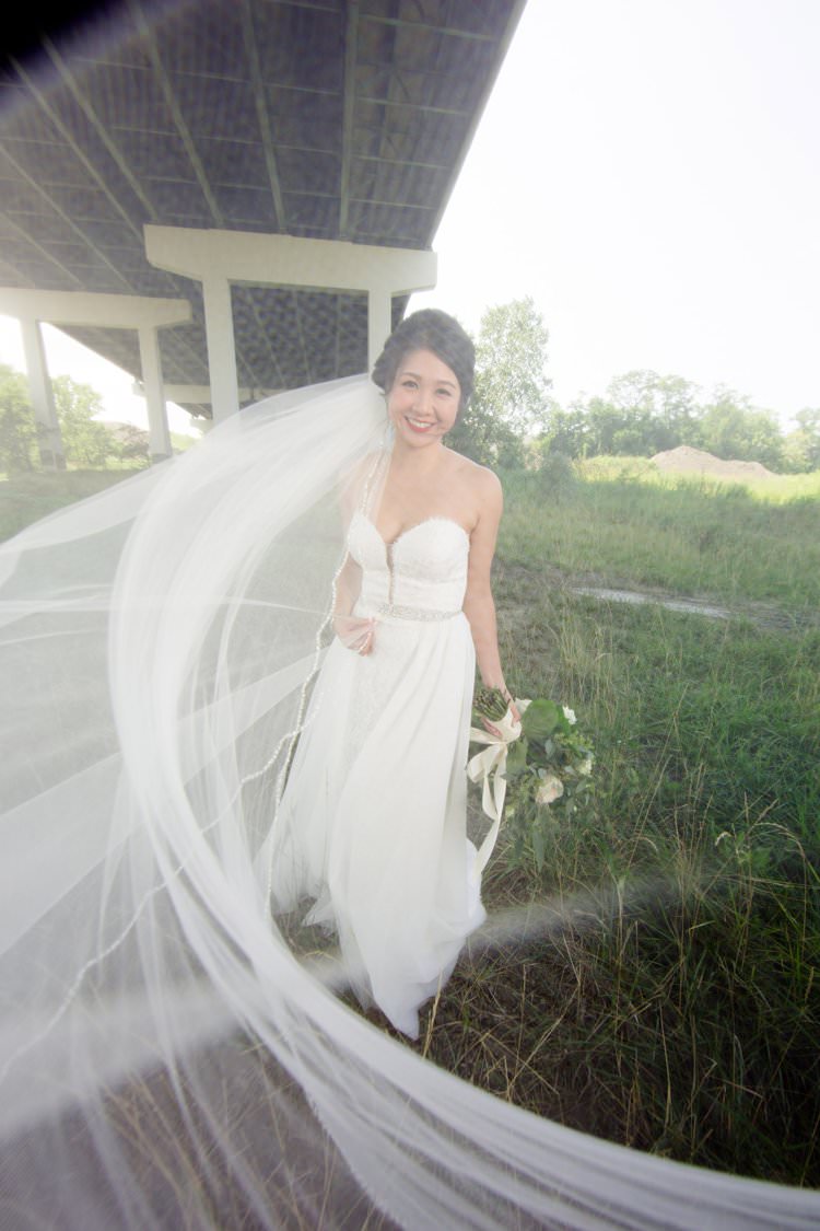 Bride Veil Shot Camera Photo Greenery White Bouquet | Black Tie Carnival Wedding Hot Air Balloon http://www.makingthemoment.com/