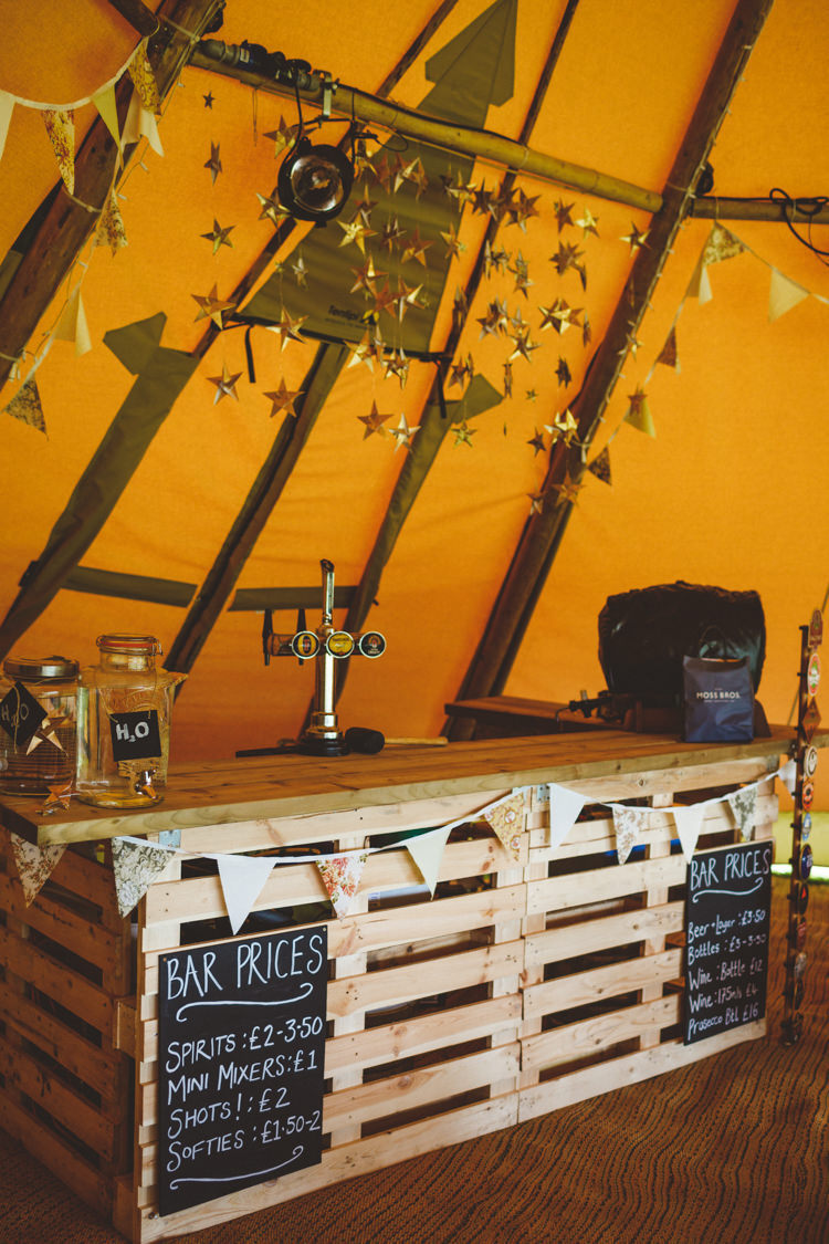 Wooden Pallet Bar DIY Hanging Gold Stars Relaxed Country Tipi Yellow Wedding Hampshire https://photography34.co.uk/