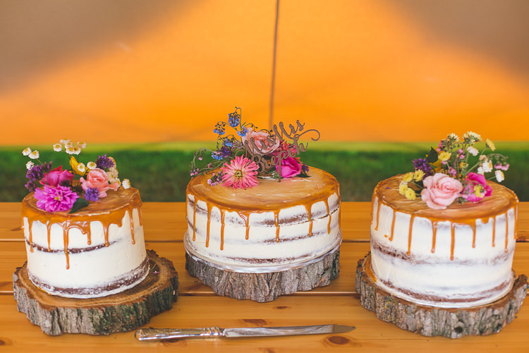 Cake Wood Slice Buttercream Drip Flowers Floral Colourful Outdoor Tipi Farm Wedding https://kirstymackenziephotography.co.uk/