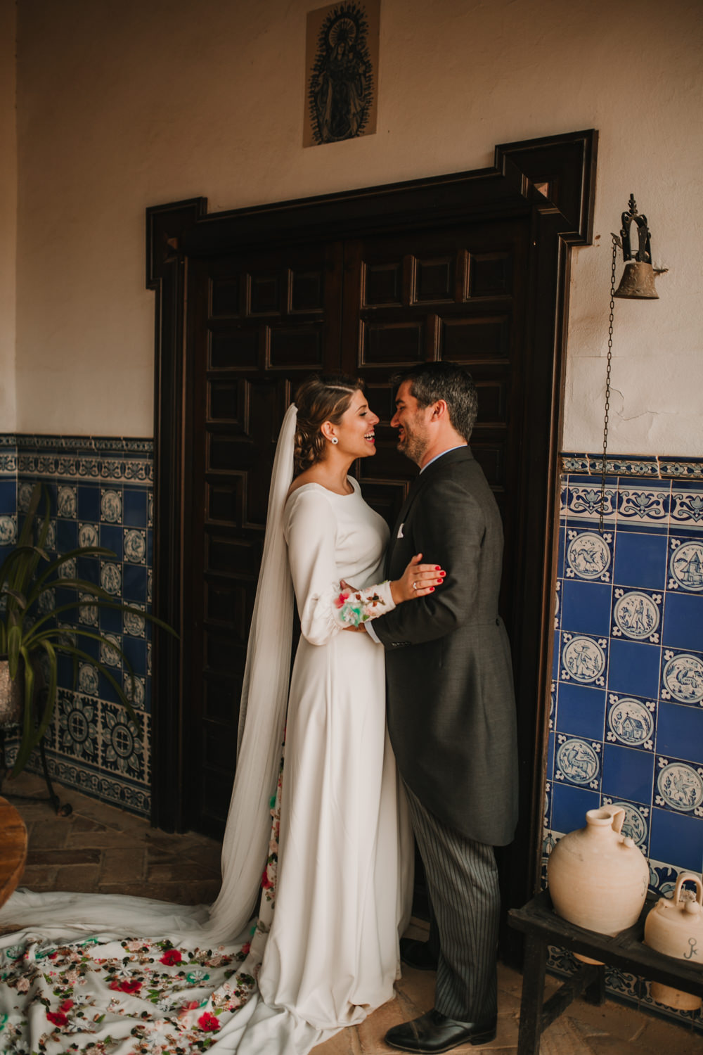 Outdoor Seville Destination Villa Hacienda Bride Groom Kiss Portrait | Colorful and Heartfelt Wedding in Spain Boda&Films