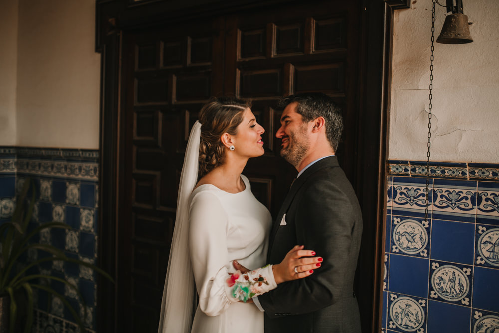 Outdoor Seville Destination Villa Hacienda Bride Groom Kiss Portrait | Colorful and Heartfelt Wedding in Spain Boda&Films