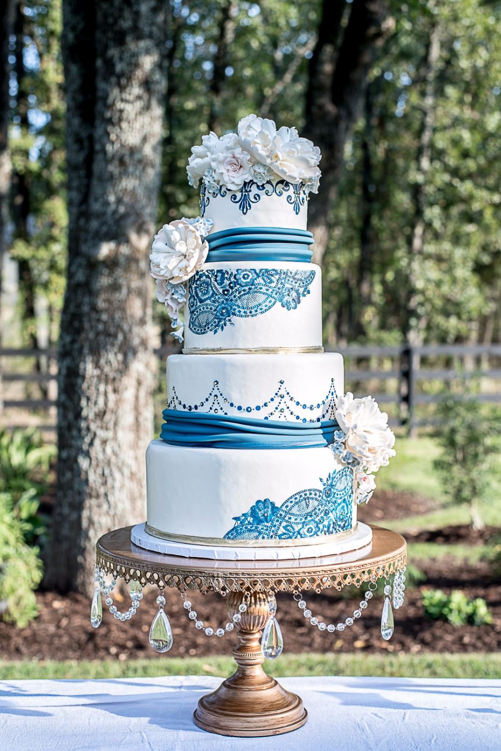 Cake Embrodery Detail Floral Flowers Blue Henna White Sparrow Barn Wedding White Blue Ideas Si Creative Photography