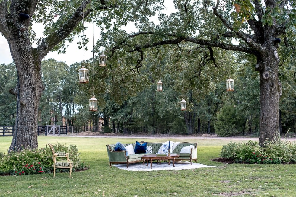 Seating Area Vintage Furniture Hanging Tree Lanterns White Sparrow Barn Wedding White Blue Ideas Si Creative Photography