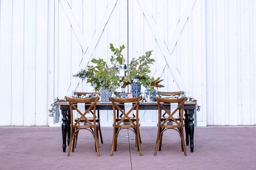 Table Setting Cross Backed Wooden Chairs Greenery Blue Pottery White Sparrow Barn Wedding White Blue Ideas Si Creative Photography