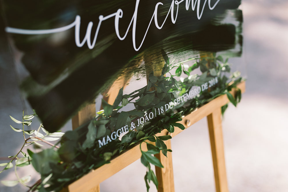 Brush Stroke Perspex Acrylic Sign Signage Welcome Calligraphy Botanical Dark Green Velvet Pampas Grass Wedding Ideas Bárbara Araújo Photography