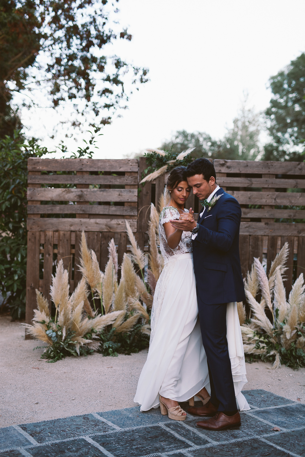 Ceremony Aisle Backdrop Wooden Pallet Crates Flowers Botanical Dark Green Velvet Pampas Grass Wedding Ideas Bárbara Araújo Photography