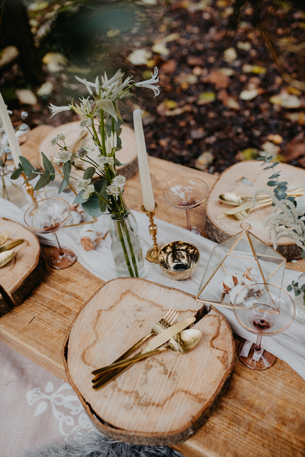 Tablescape Table Decor Log Slice Gold Cutlery Terrariums Greenery Foliage Outdoor Woodland Wedding Ideas Geometric Meraki Wedding Photography