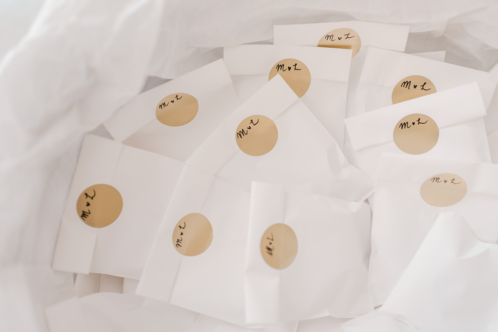 Envelopes Confetti Milan Wedding Rossella Putino Photographer