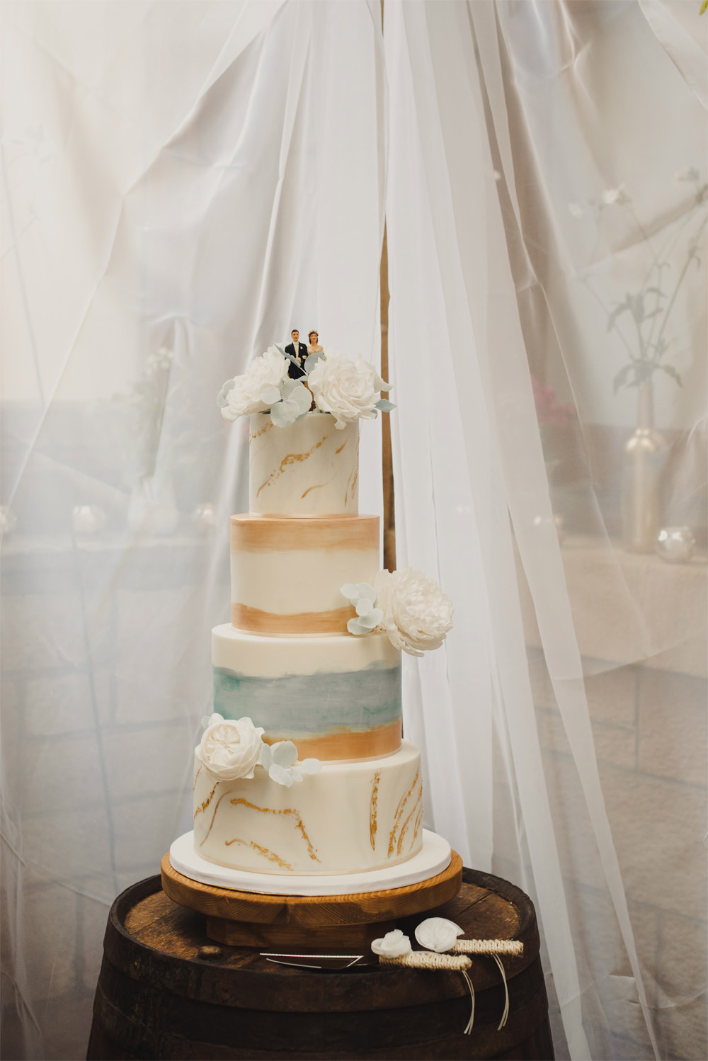 Tall Cake Gold Flowers Cambo Estate Wedding Anna Urban Wedding Photography