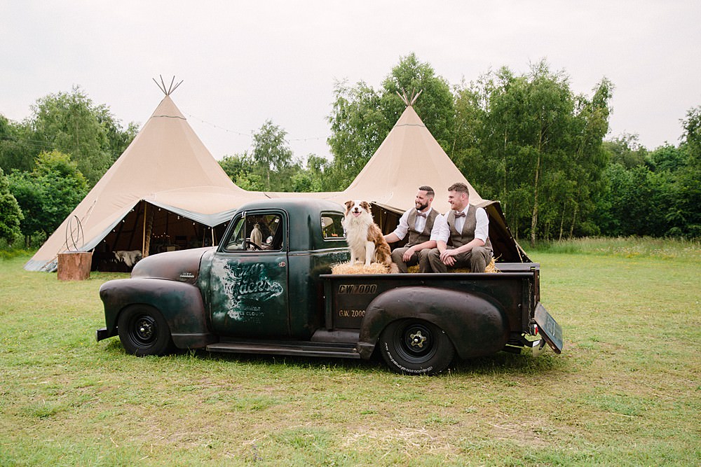 Truck Transport Pet Wedding Ideas Vicky Plum Photography