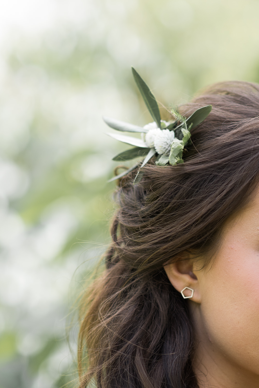 Flowers Bride Bridal Hair Loose Waves Half Up Half Down Minimalist Wedding Ideas Nicola Belson Photography